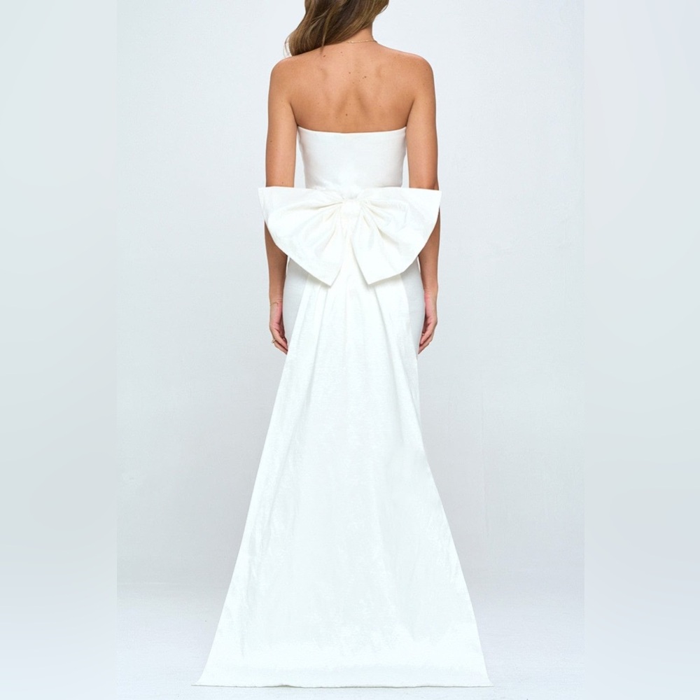 Taylor’s strapless bow dress on The Summer I Turned Pretty White (similar style)